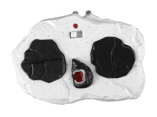 Infravörös távirányítású fekete cápa mozgatja a farkát a vízben