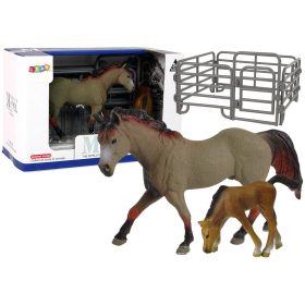   2 db figurából álló készlet Ló csikóval és tollal Bak lovak