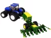 Kék traktor bálázóval
