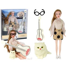   Gyermek baba Emily gitárszemüveggel, hosszú, szőke hajú cica