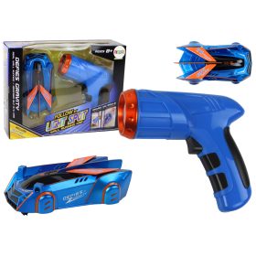   A falakon és a mennyezeten kék lézerrel közlekedő sportautó