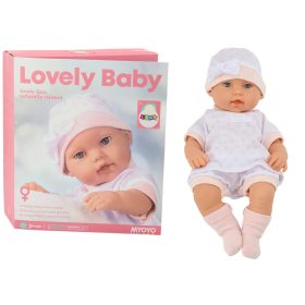 Baba fehér pizsamában, kalapban, takaróban, párnában