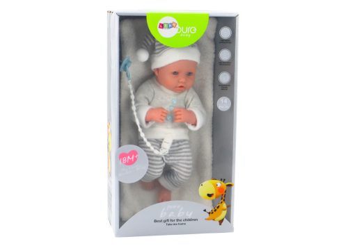 Baba baba fehér és szürke csíkos ruhában, sapkában, cumiban, paplanban