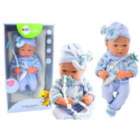 Baba, csíkos pulóver, sapka, kék sál