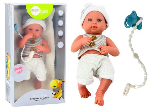 Baba baba fehér és szürke ruhában, sapkában, cumiban és takaróban