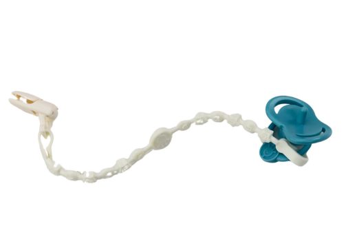 Baba baba fehér és szürke ruhában, sapkában, cumiban és takaróban