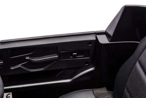 Audi Q7 feketére festett akkumulátoros autó