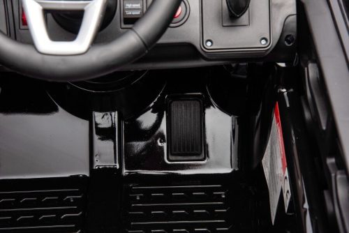 Audi Q7 feketére festett akkumulátoros autó