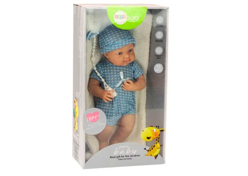 Baba baba kék ruhában, sapkában, cumiban és takaróban