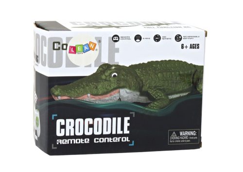 Távirányítású vízi krokodil úszik a vízbe távirányítóval