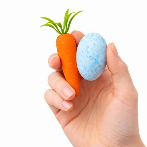 Húsvéti díszek kosárban Nyuszik Tojás Sárgarépa 6db