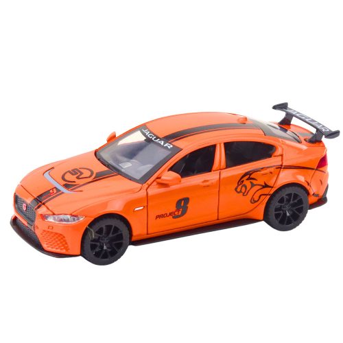 A Jaguar fém autólámpái narancssárgán hangzanak