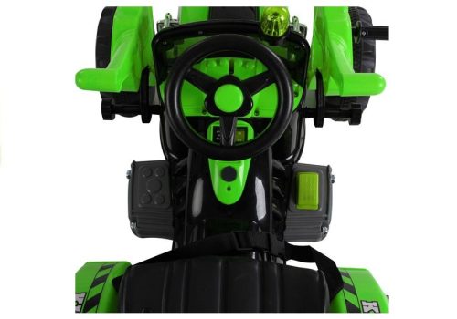 Elektromos utazás traktoron, kanál kotrógéppel, zöld