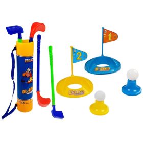 Gyermek golfütők lyukak zászlókkal labdákkal