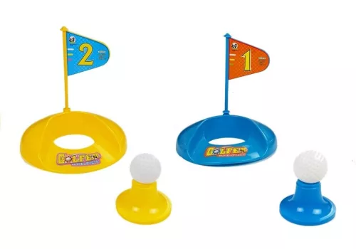Gyermek golfütők lyukak zászlókkal labdákkal