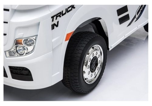 Mercedes Actros elektromos autó fehér színben