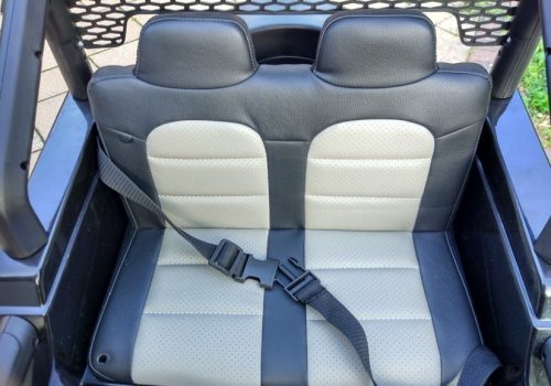 Utazzon az S2388 Jeep Black 4x45 W-os autóval