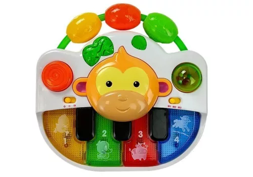Zongora majommal egy babának. Hang és fény
