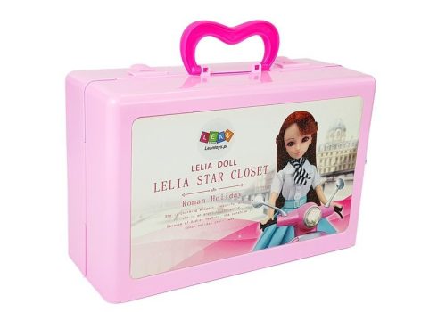 baba, modell. Ruhák halmaza. Öltözködés. Ékszer egy bőröndben