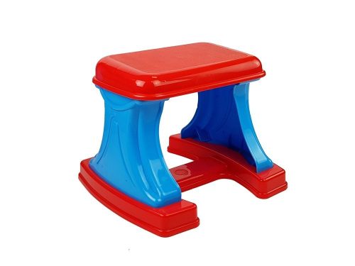 Oktatási asztal projektor székkel zsírkréták mágnesek betűk és számok